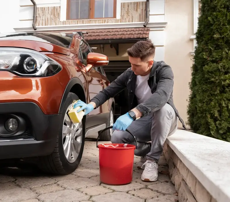 Lavage auto à domicile Molitg-les-Bains : professionnel intervenant sur un véhicule